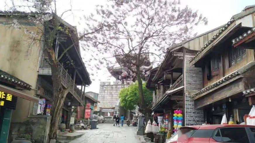41岁的珠江台美女云菲，曾是薛乐的最佳拍档，丈夫梁宇成人生赢家